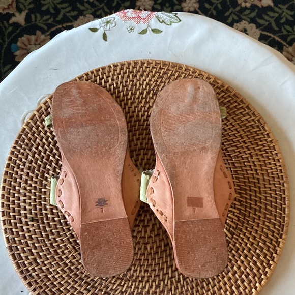 🌻SALE🌻 Flip flops - Picture 2 of 2